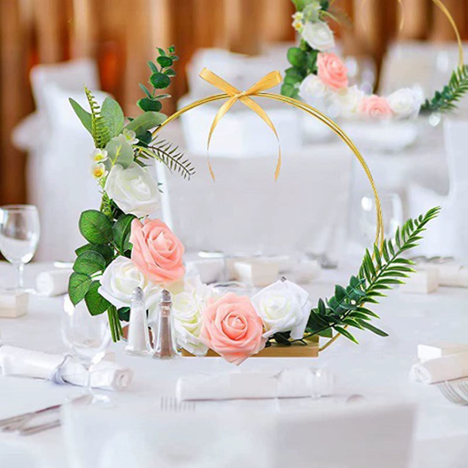 Pièce maîtresse de cerceau floral en métal avec support en bois