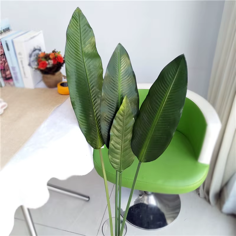 Les feuilles de bananier artificielles et les oiseaux du paradis conviennent aux décorations de maison