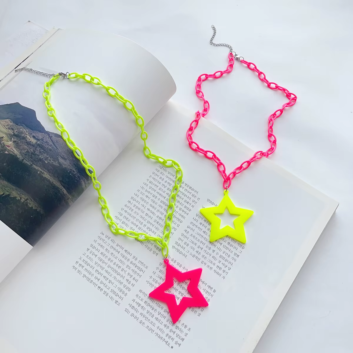 Rock hip-hop, personnalité exagérée, pendentif étoile fluorescente en acrylique, pull long, collier chaîne, accessoire de décoration pour femmes