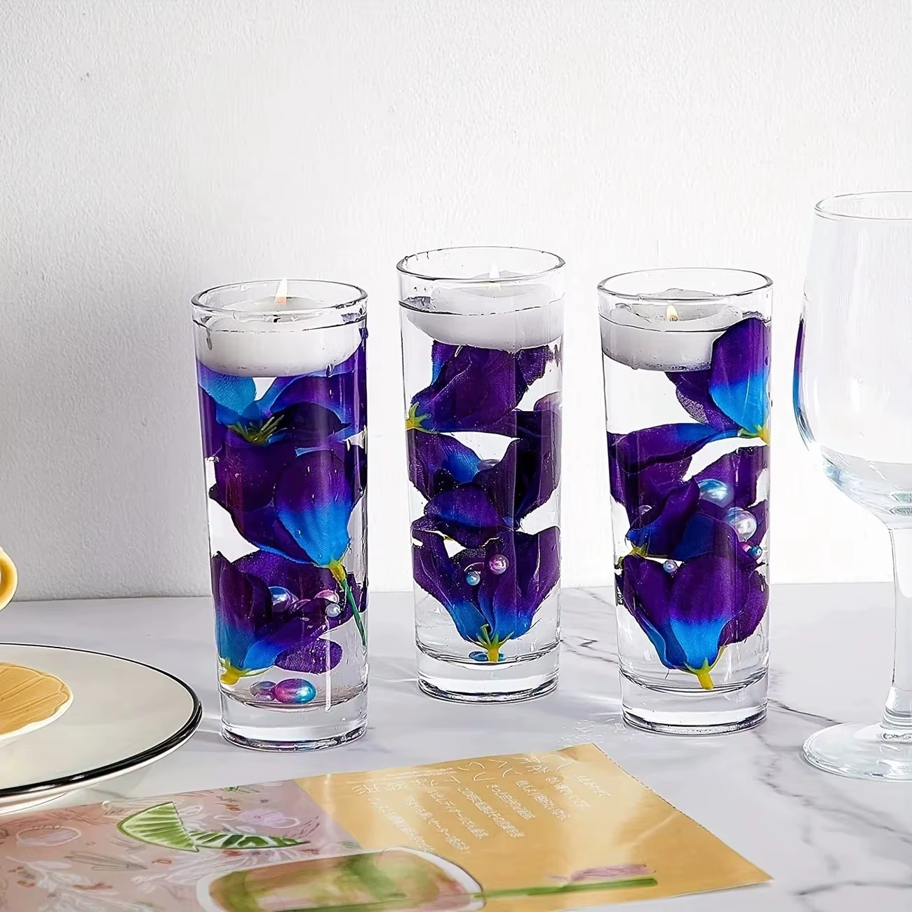 Orchidée artificielle violette et bleue