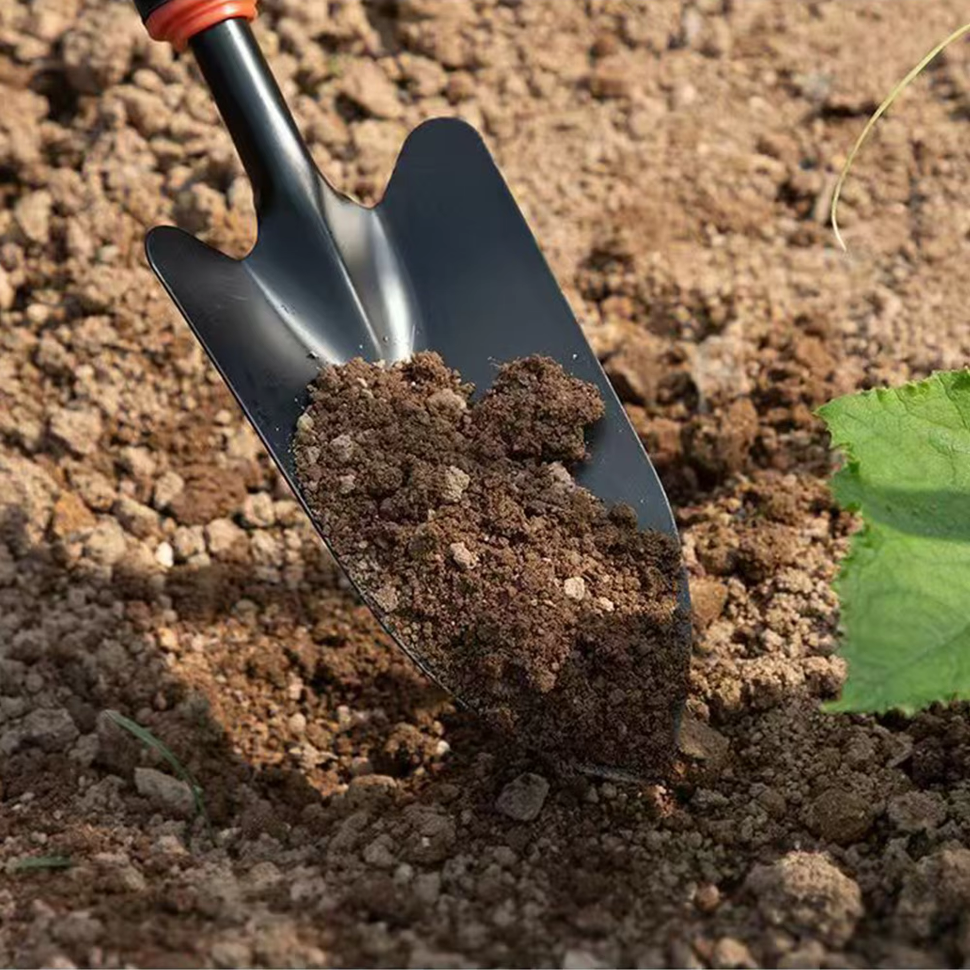 Truelle de jardin en métal avec poignée noire ergonomique et bordure orange – Outil parfait pour la plantation de fleurs et de légumes