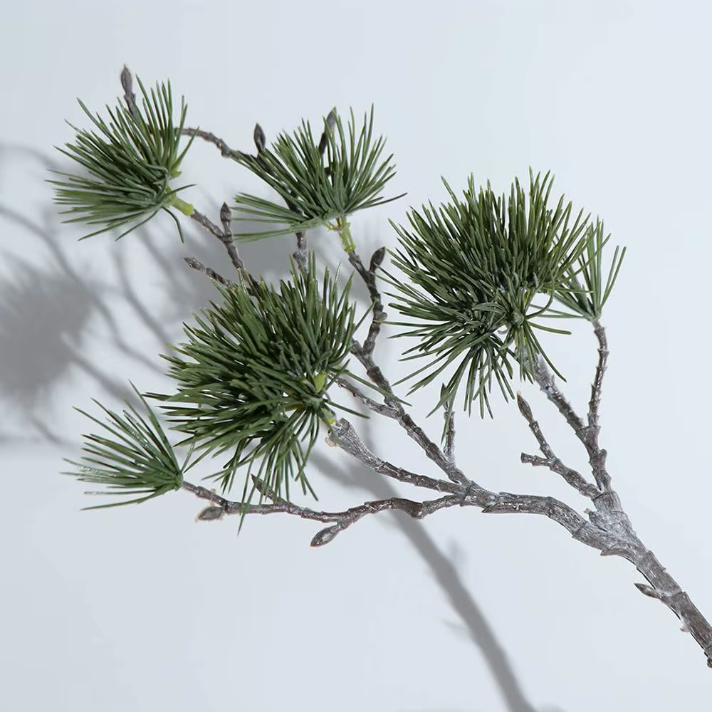 Arrangement floral, branche de pin artificielle verte