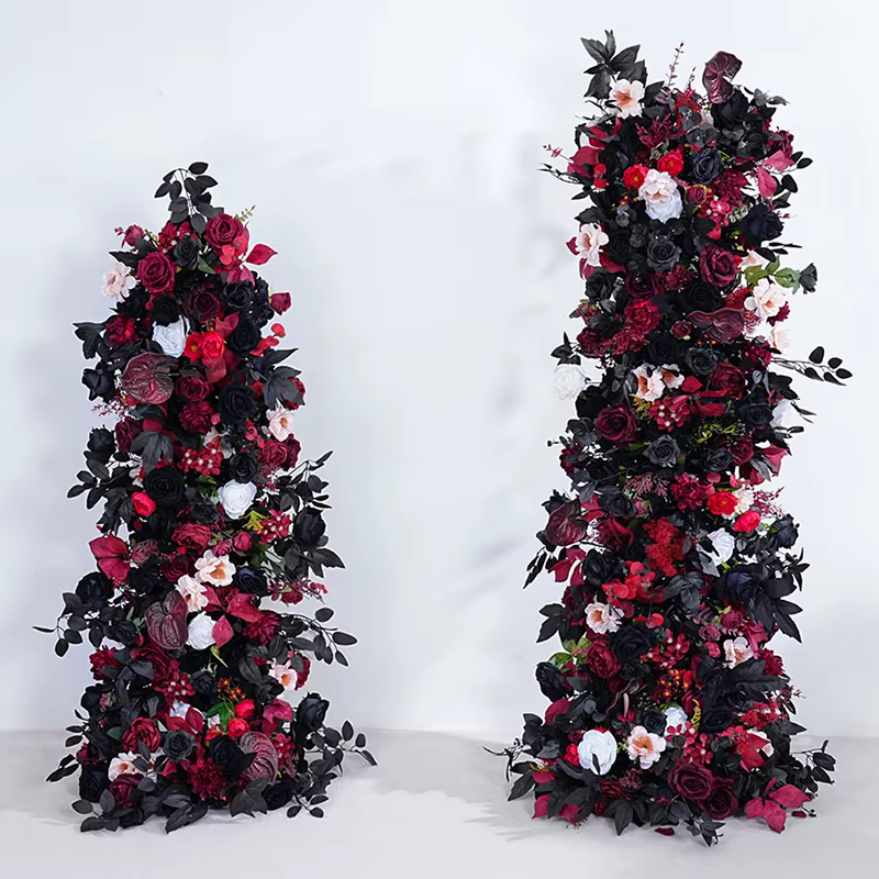 Rangée de fleurs de roses de palmier noir bordeaux