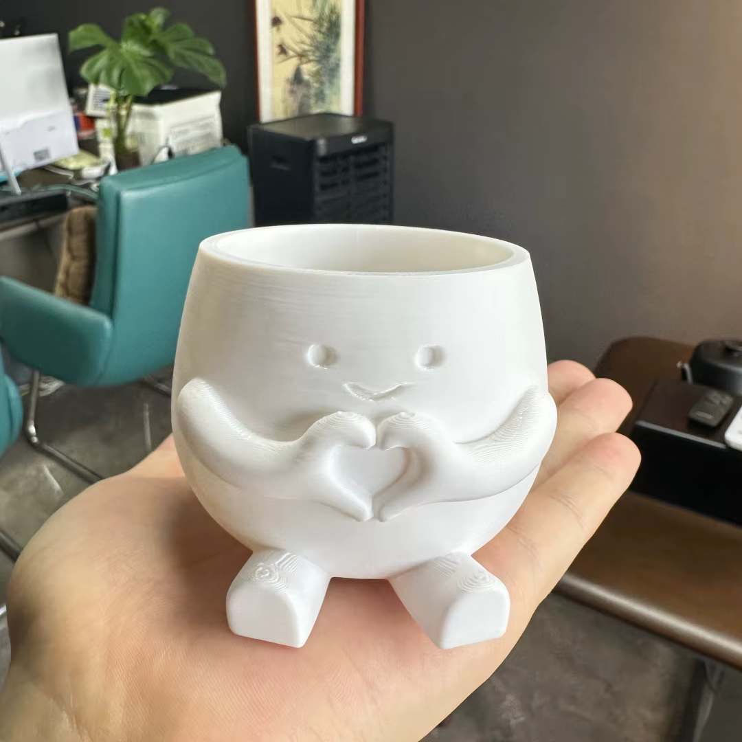 Pot à succulentes miniature imprimé en 3D avec des imperfections mineures