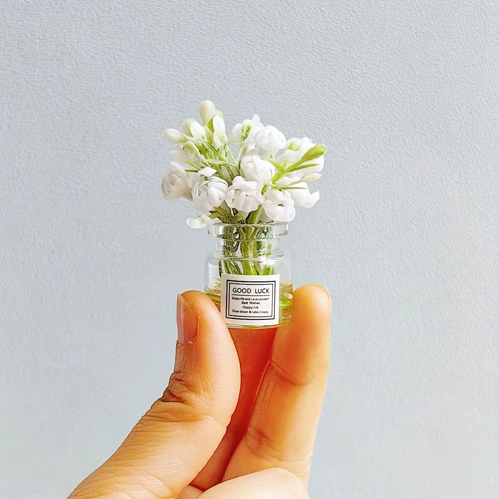 Fleurs miniatures délicates en pot