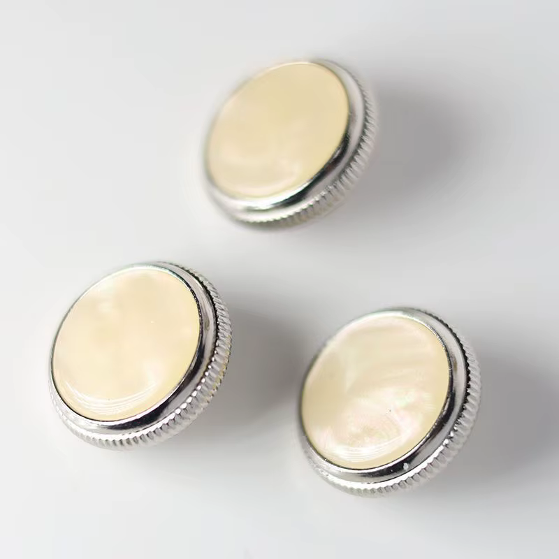 boucle de bouton de trompette avec coussinet en mica à motif de fleurs jaunes