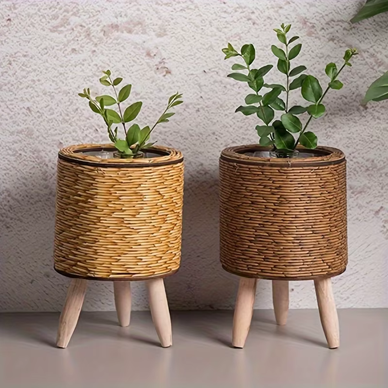 Charmante jardinière en rotin rustique avec pieds en bois