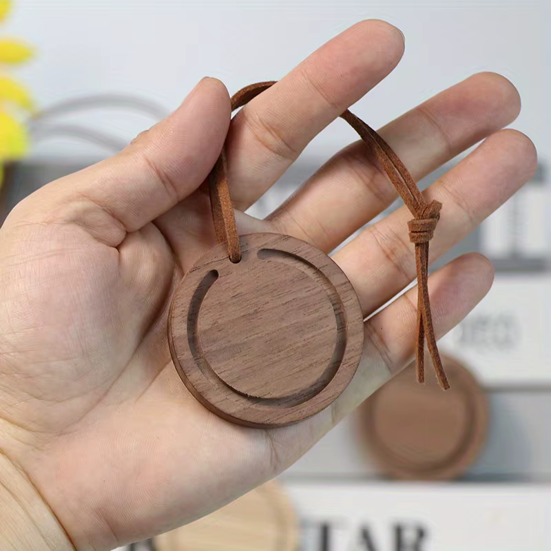 Diffuseur rond en bois de qualité supérieure, fait à la main en bois de cire blanche et noyer noir, accessoires aromatiques de Suspension de voiture élégants, 1 pièce
