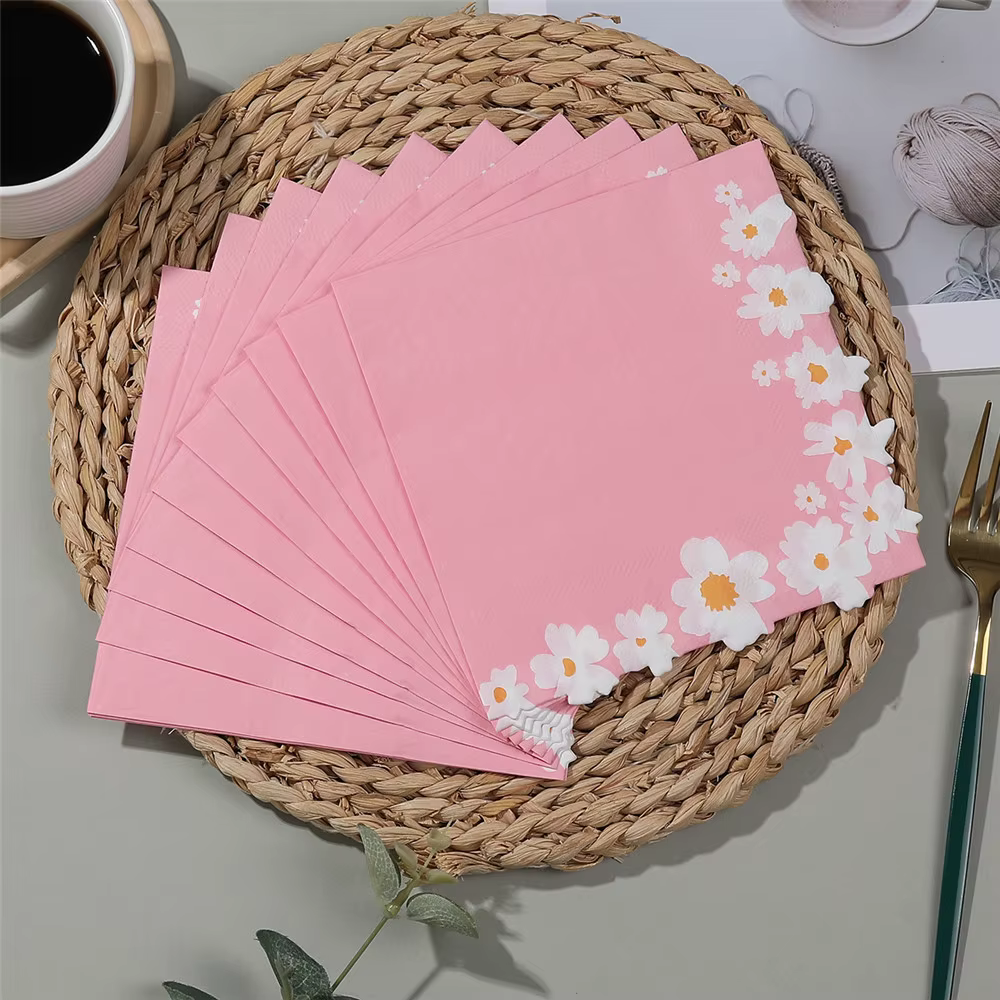 Serviettes en papier roses imprimées de fleurs