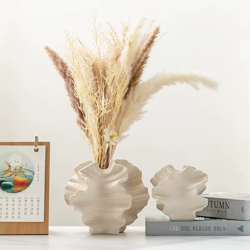 Vase en céramique à motifs géométriques ondulés