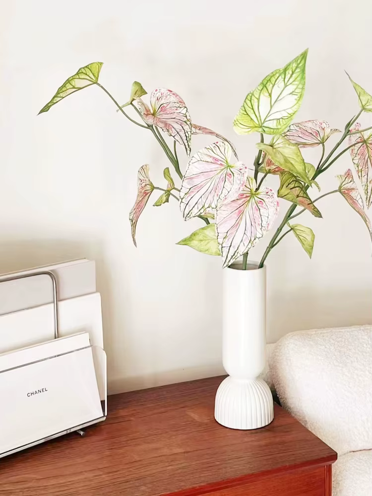Plante artificielle au caladium