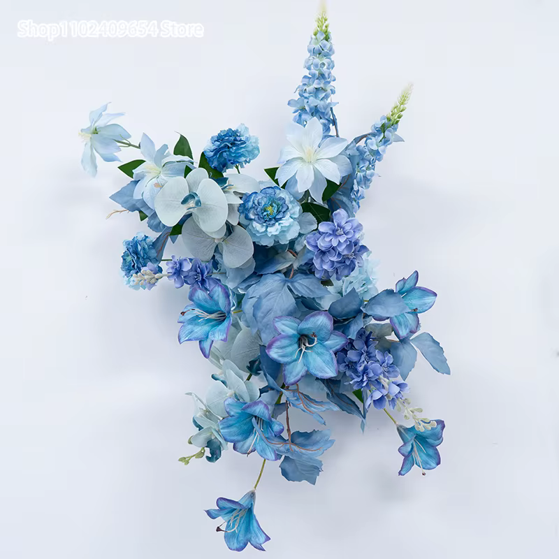 Fleurs artificielles bleues suspendues