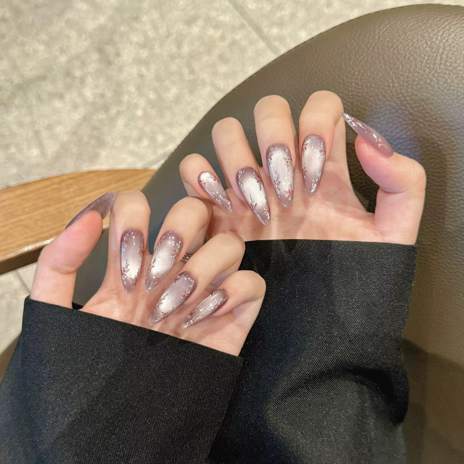Presse faite à la main sur les ongles fleurs peintes à la main faux ongles couverture complète portable brillant violet oeil de chat amande faux ongles patchs