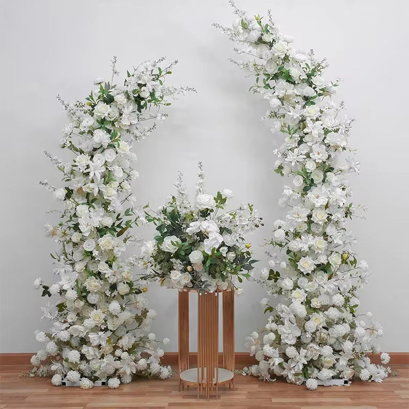Arrangement de fleurs artificielles en arc de trompette