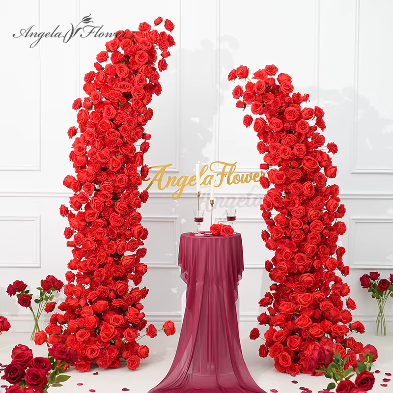Décor de luxe en rangée de fleurs de roses rouges