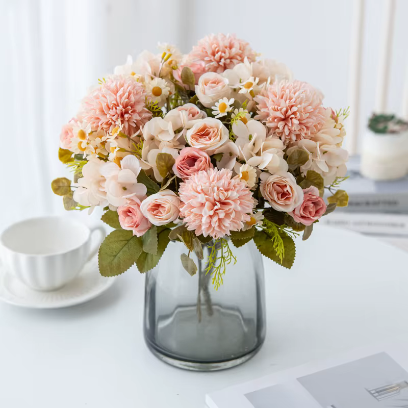 Combinaison de fleurs artificielles