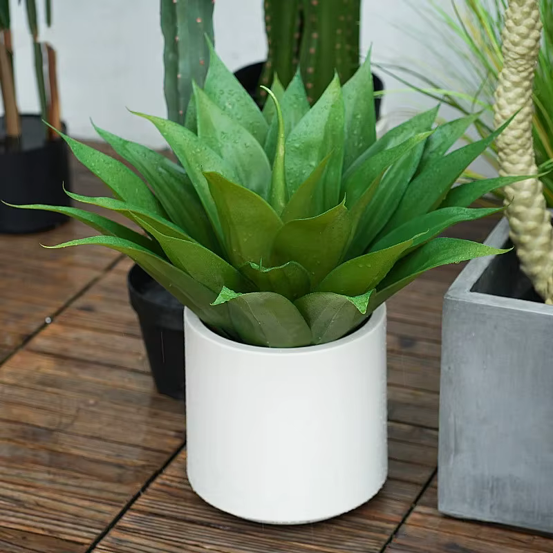Plante succulente verte artificielle d'agave tropicale avec pot