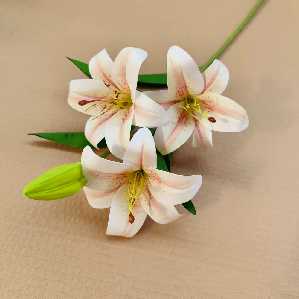1 lot avec 3 fleurs et 1 bouton de fleur artificielle de lys