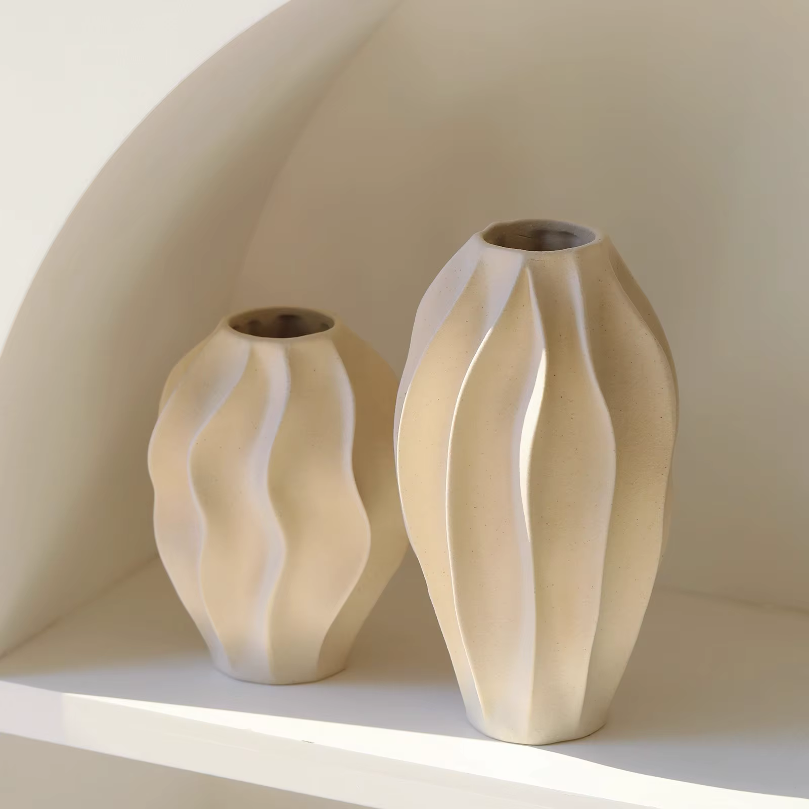 Vase en céramique beige au design haut de gamme et au style luxueux