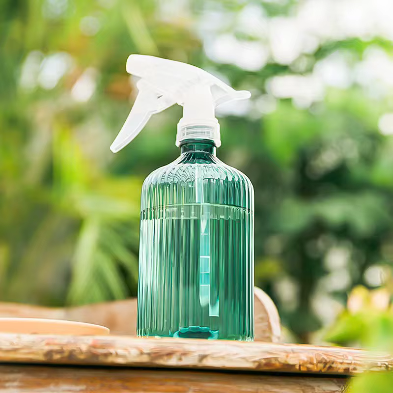 Bouteille d'eau en plastique pour l'irrigation des plantes et des fleurs