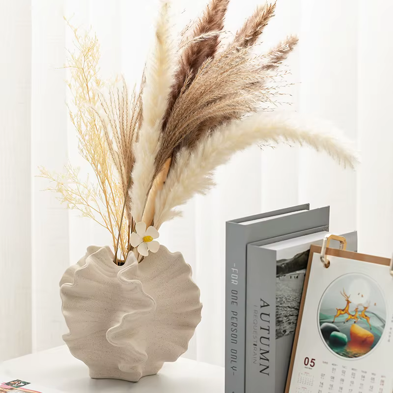 Vase en céramique à motifs géométriques ondulés