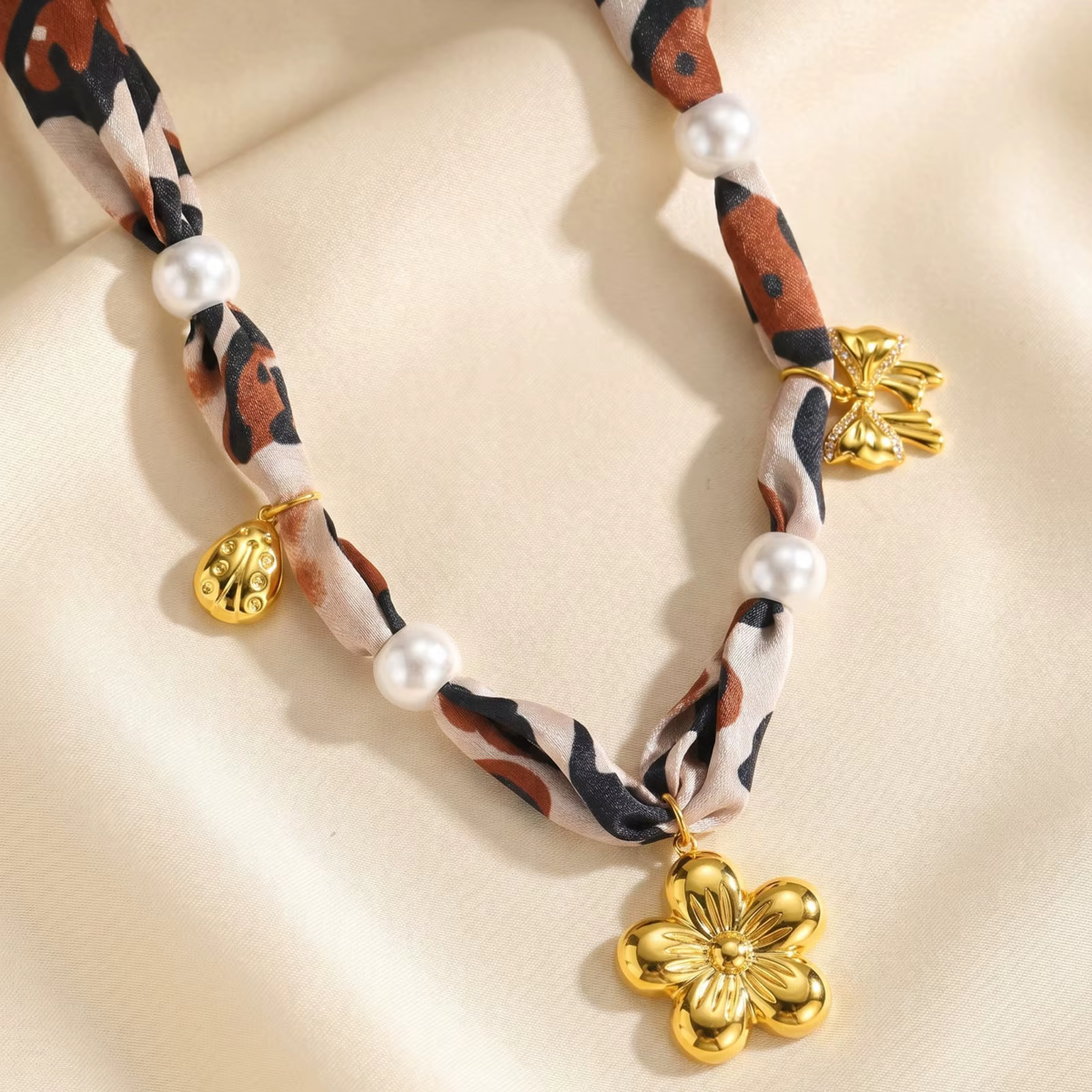 Collier en perles avec ruban léopard pour femmes, breloque florale plaquée or 18 carats, accessoire de mode vintage français