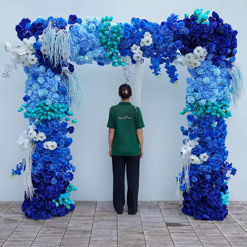 Décor floral extérieur pour mariage : rangée de fleurs de glycine bleue