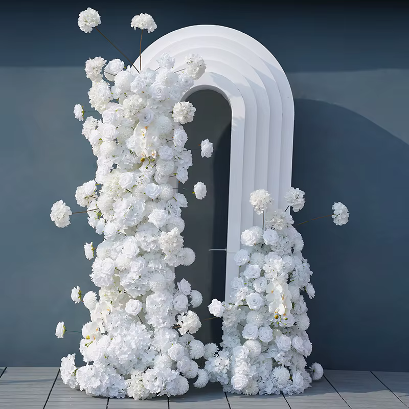 Chemin de pompons de Rose blanc pur