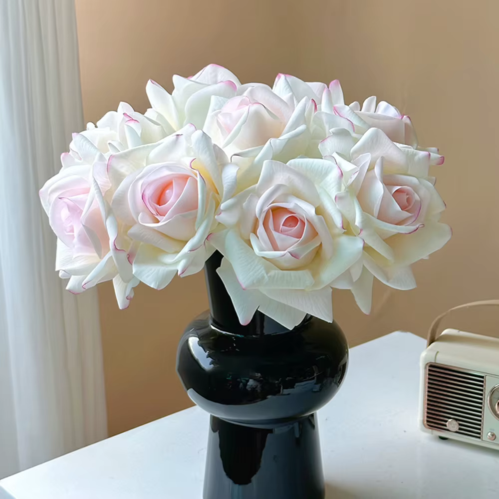 Bouquet de 5 roses bouclées avec sensation d'humidité artificielle