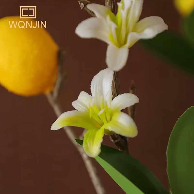 Branche de citron de luxe avec feuilles vertes