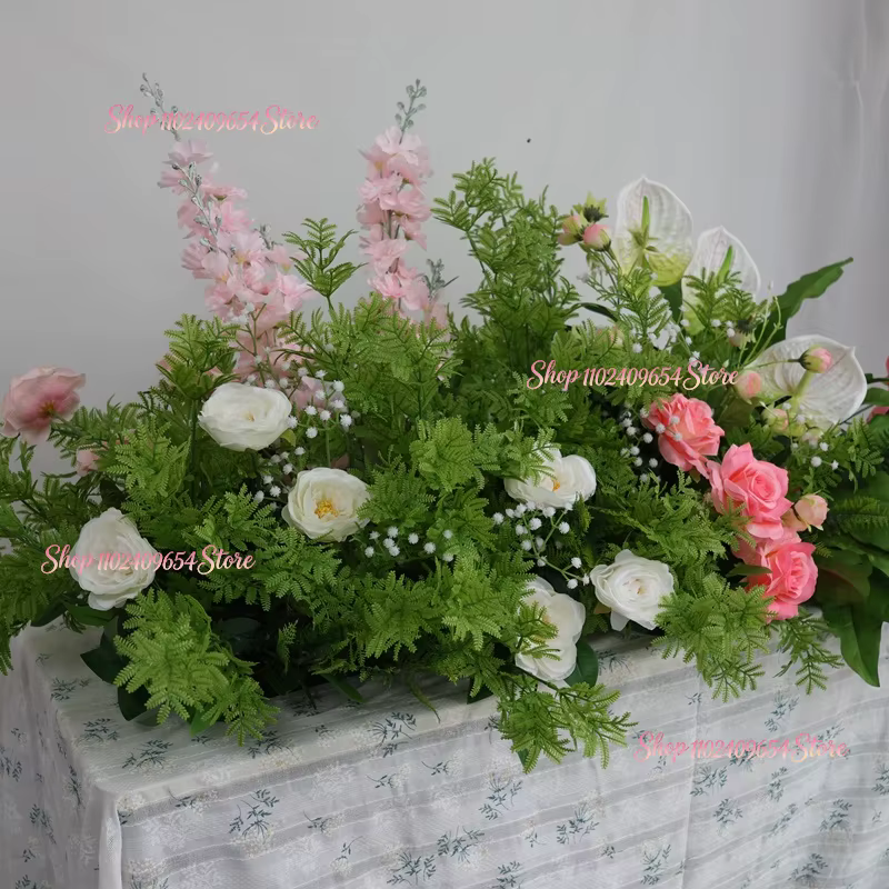 Décoration florale de luxe pour mariage : rangée de plantes vertes
