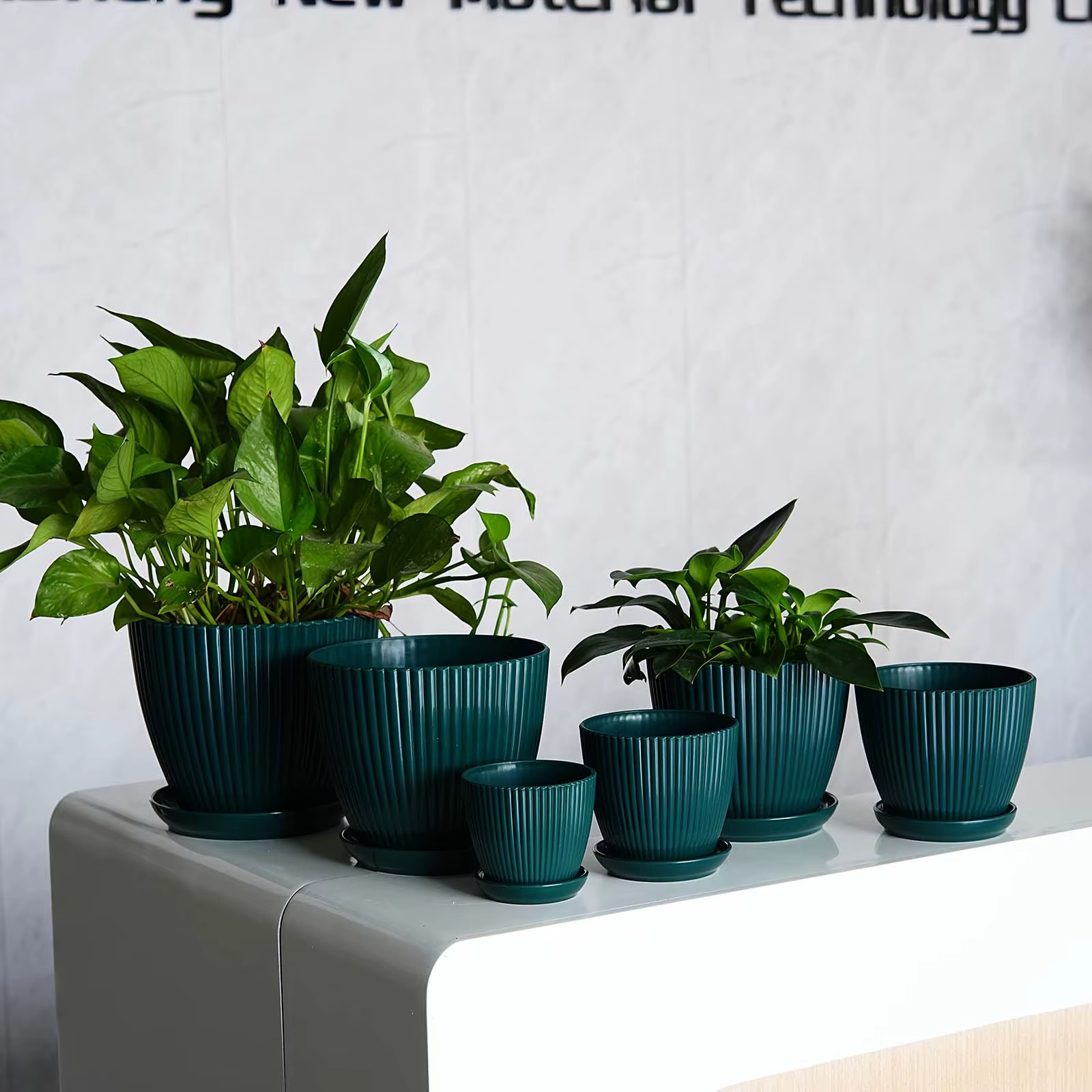 Pot de fleurs à rayures verticales en plastique épaissi avec soucoupe de drainage