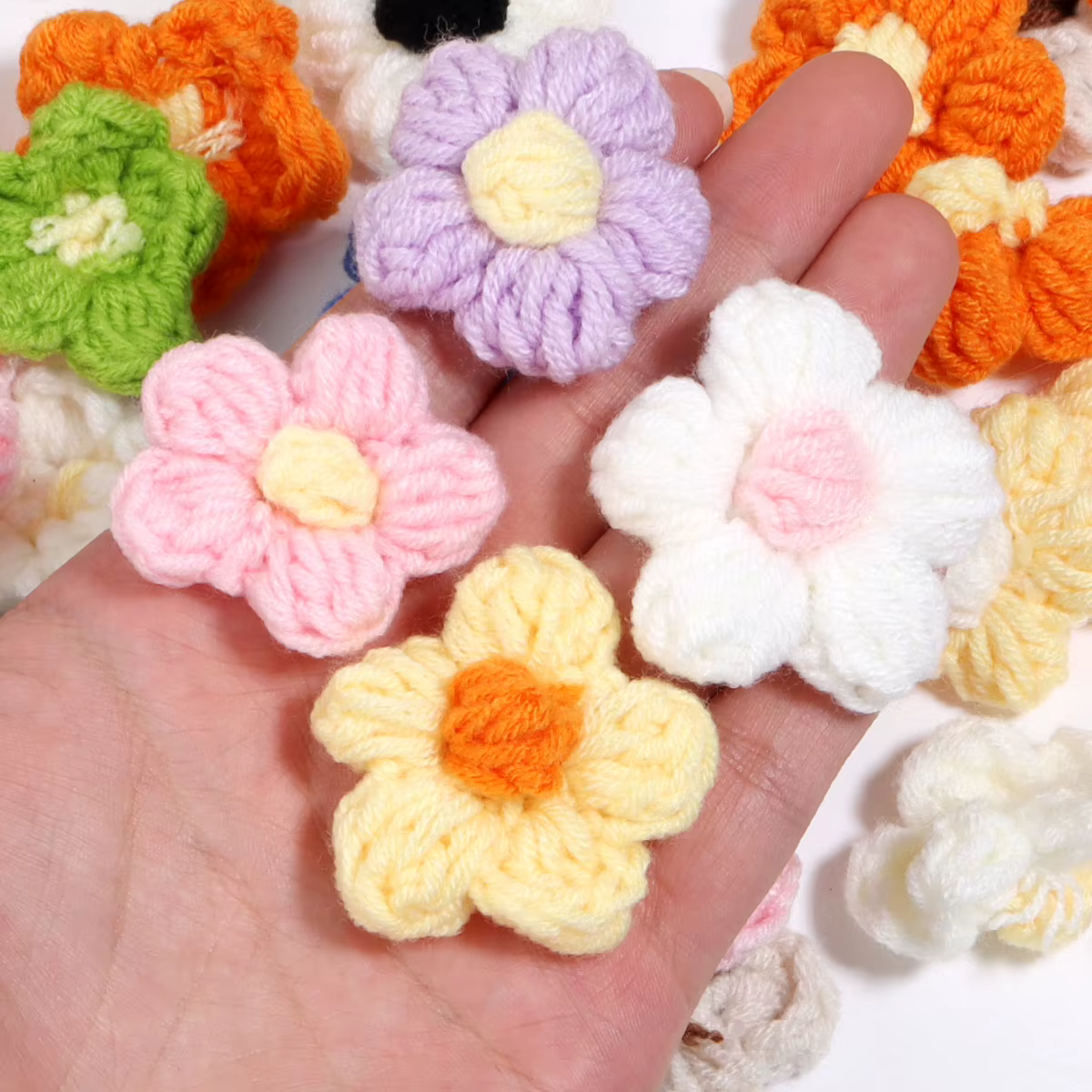 Fleurs en fil de coton de lait faites à la main