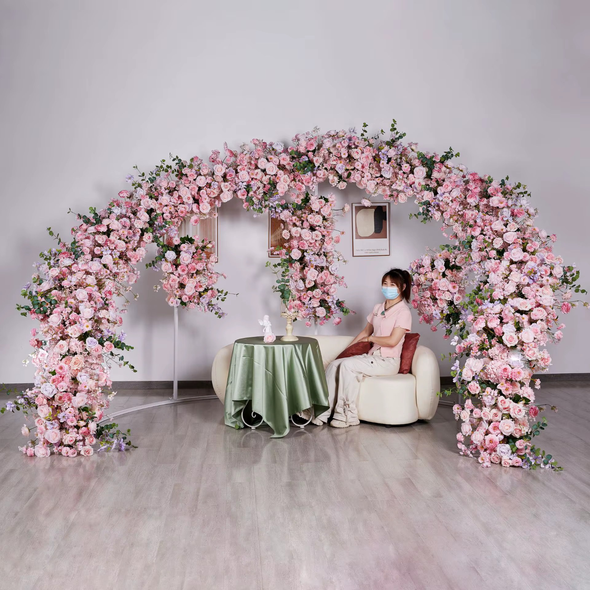 Arrangement de fleurs artificielles roses