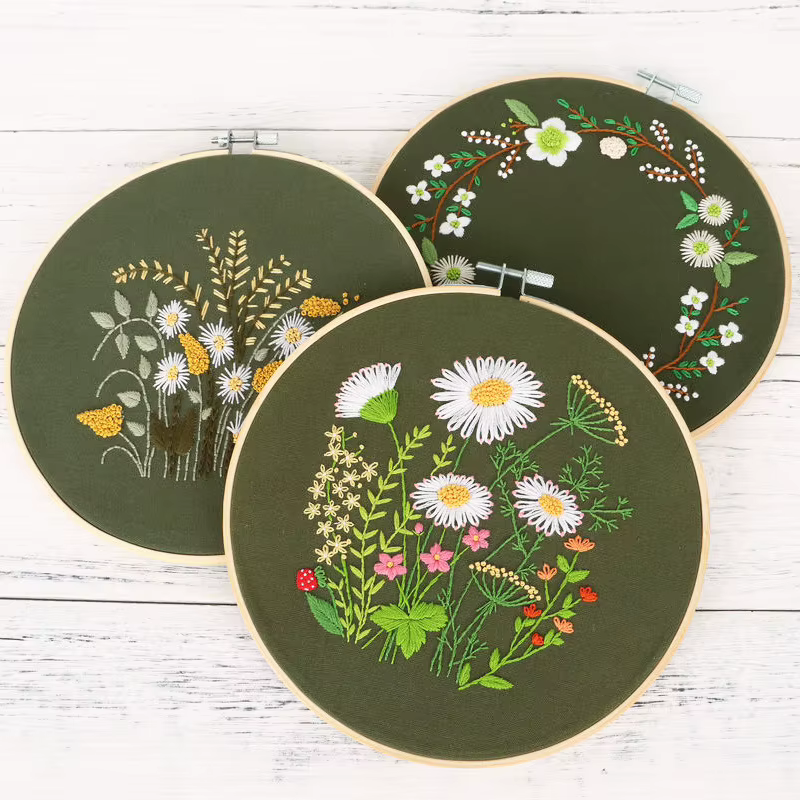 Ensemble de Broderie à Motif de Fleurs et Plantes