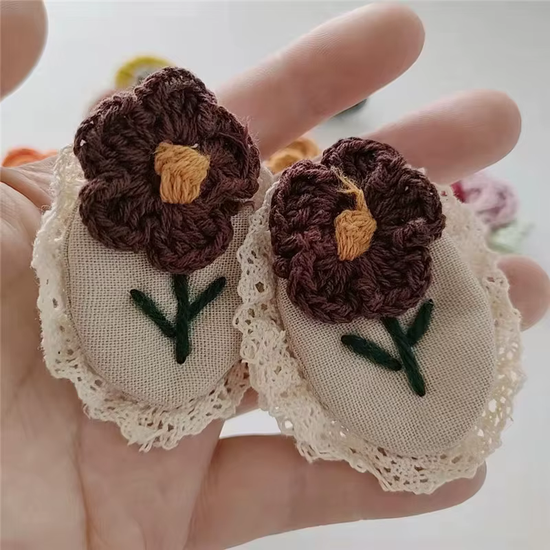 Broche fleur en laine de coton faite à la main
