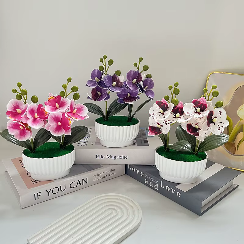 Deux ensembles de trois fleurs simulées