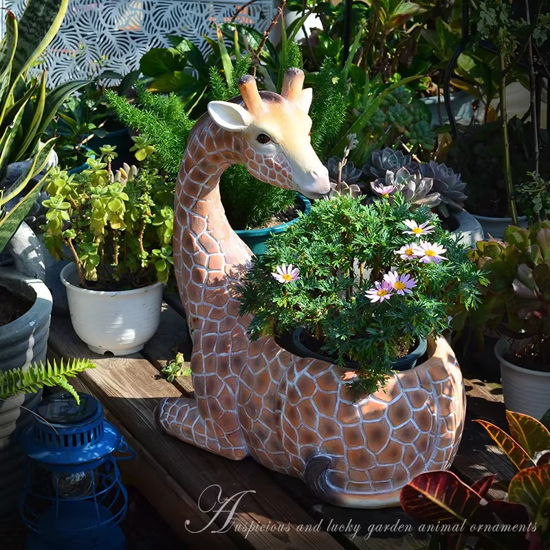 Pots de fleurs de girafe mignons