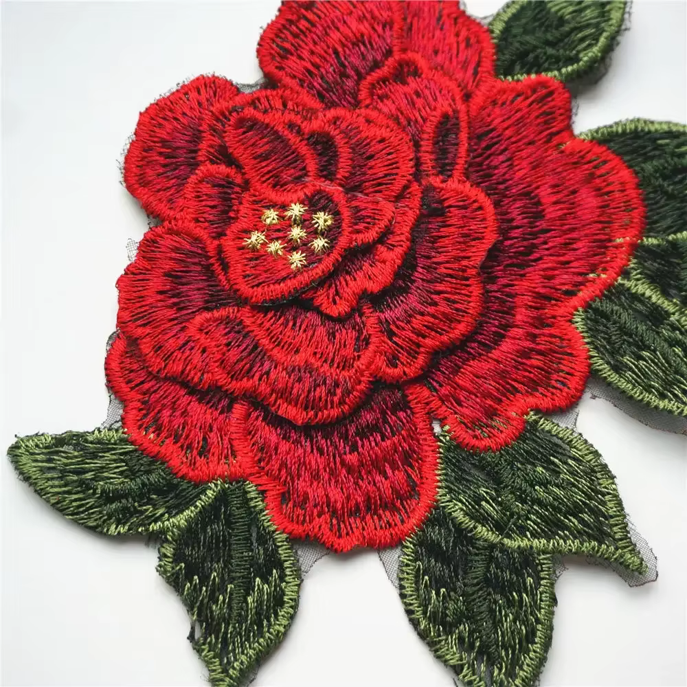 Appliques de tissu brodées de feuilles de rose rouge