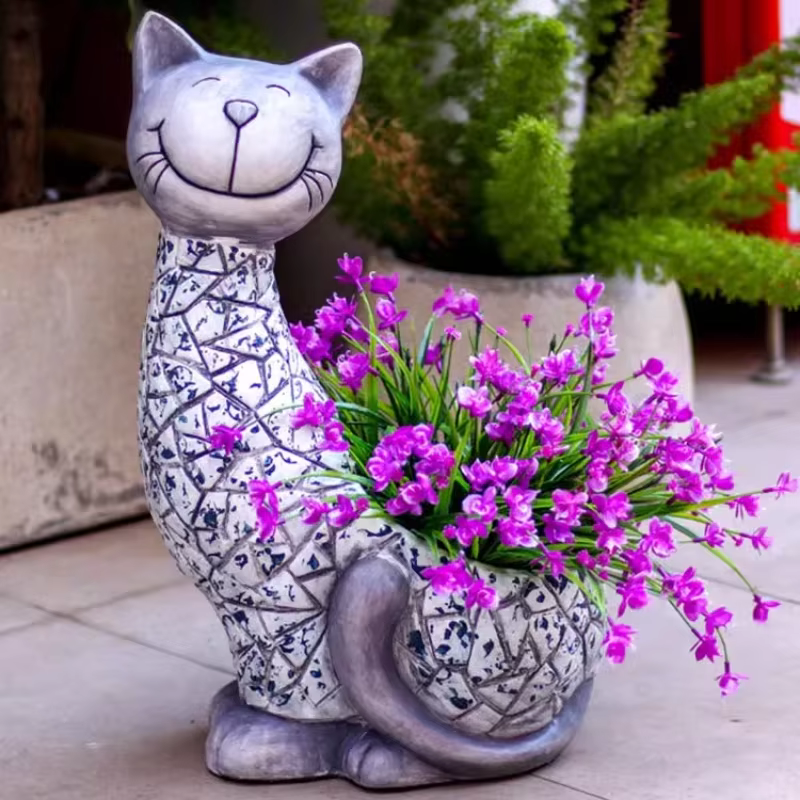 Pot de fleur en forme de chat en plein air