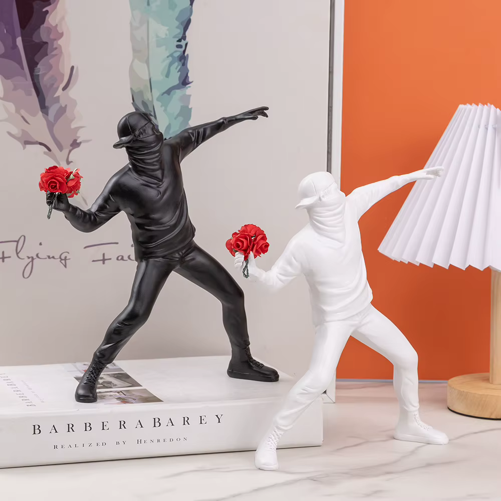 Banksy lance des fleurs, ornements, œuvres d'art abstraites, sculptures, figurines, décorations pour salons, bureaux, décoration intérieure, produit artisanal