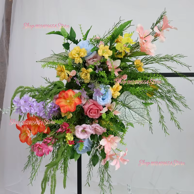 Décoration florale de luxe pour mariage : rangée de plantes vertes