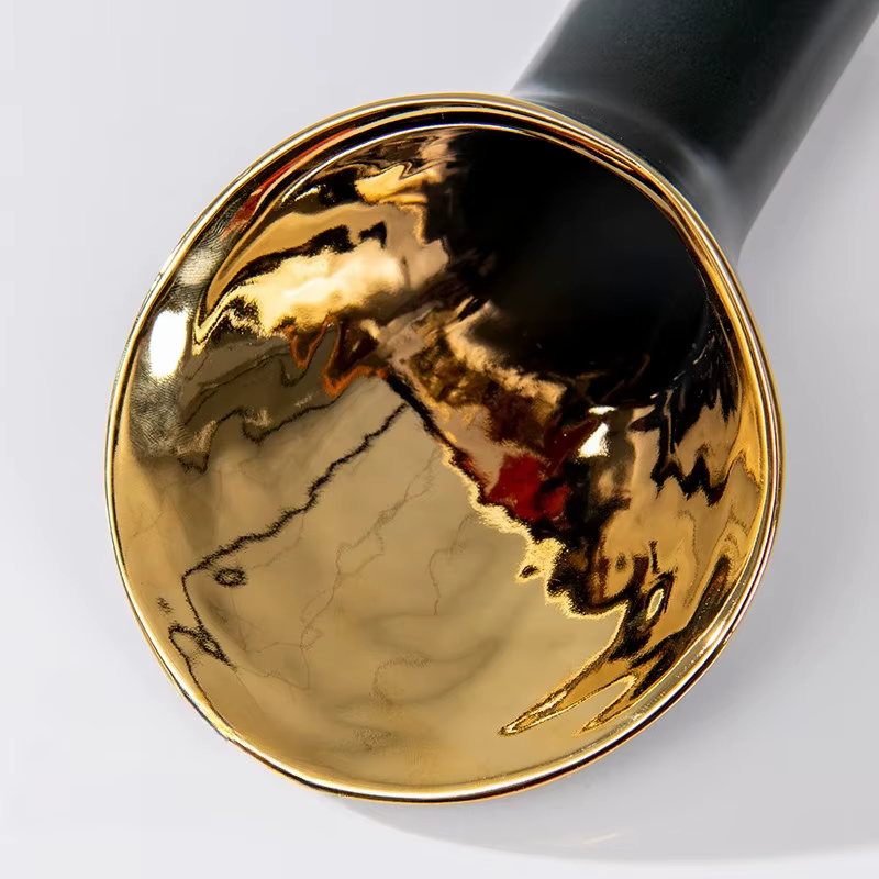 Vase en céramique trompette dorée