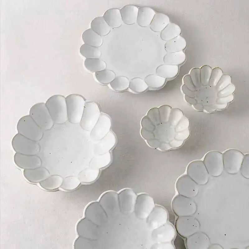 Assiette à bec en céramique en forme de fleur rétro