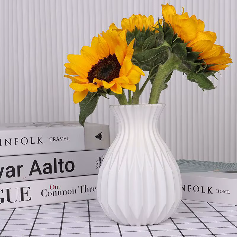 Vases en plastique blancs imitation céramique