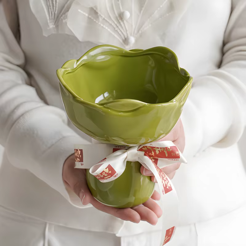 Vase en céramique en forme de rose