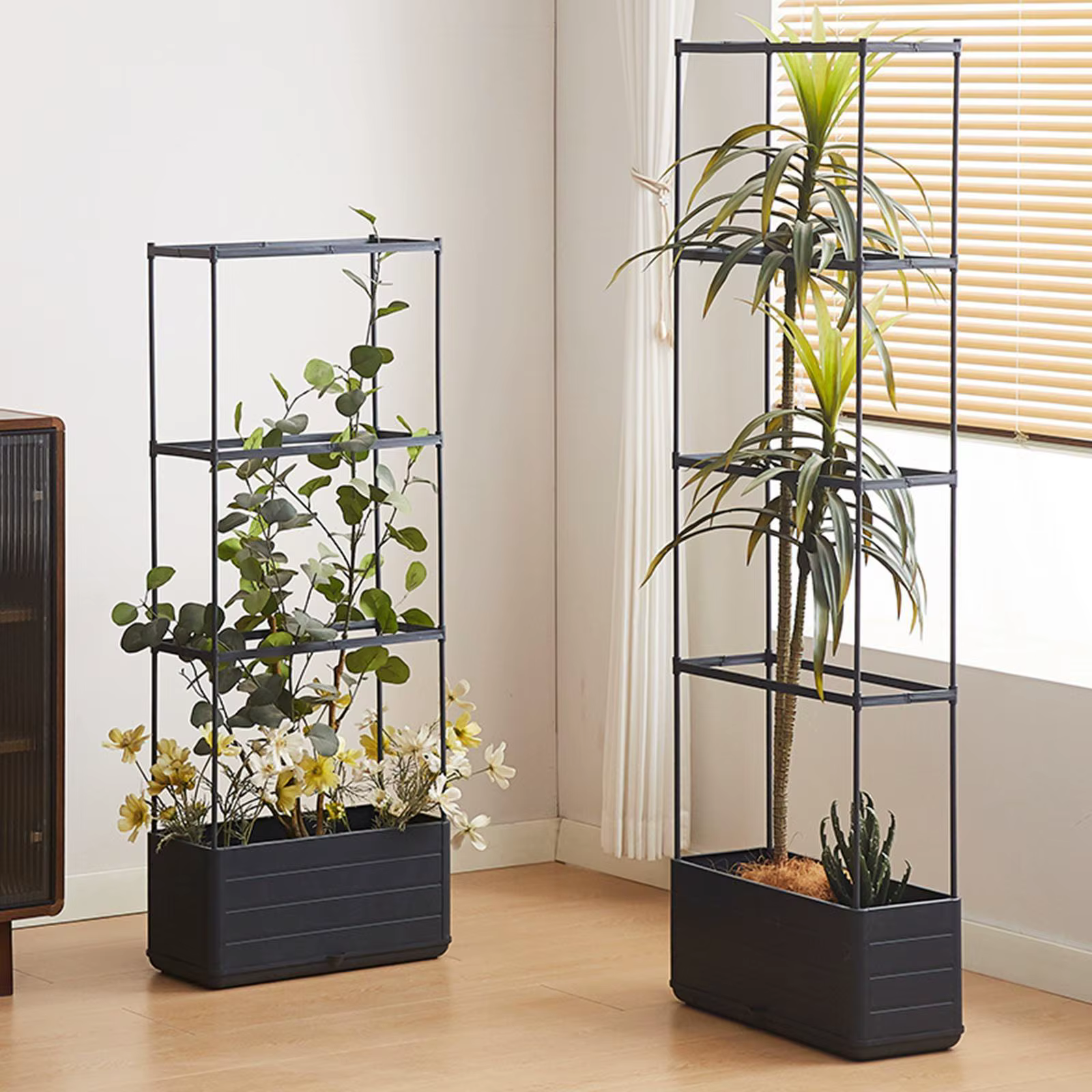 Boîte de jardinière avec pot de plantes en treillis