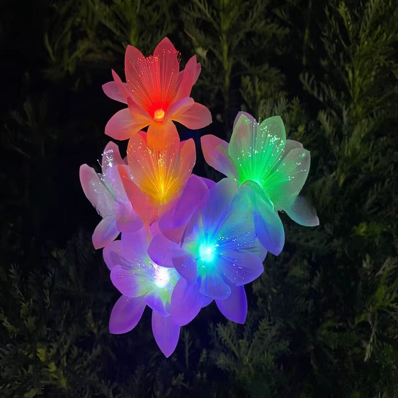 Lampe solaire à piquer en terre en forme de fleur de camélia