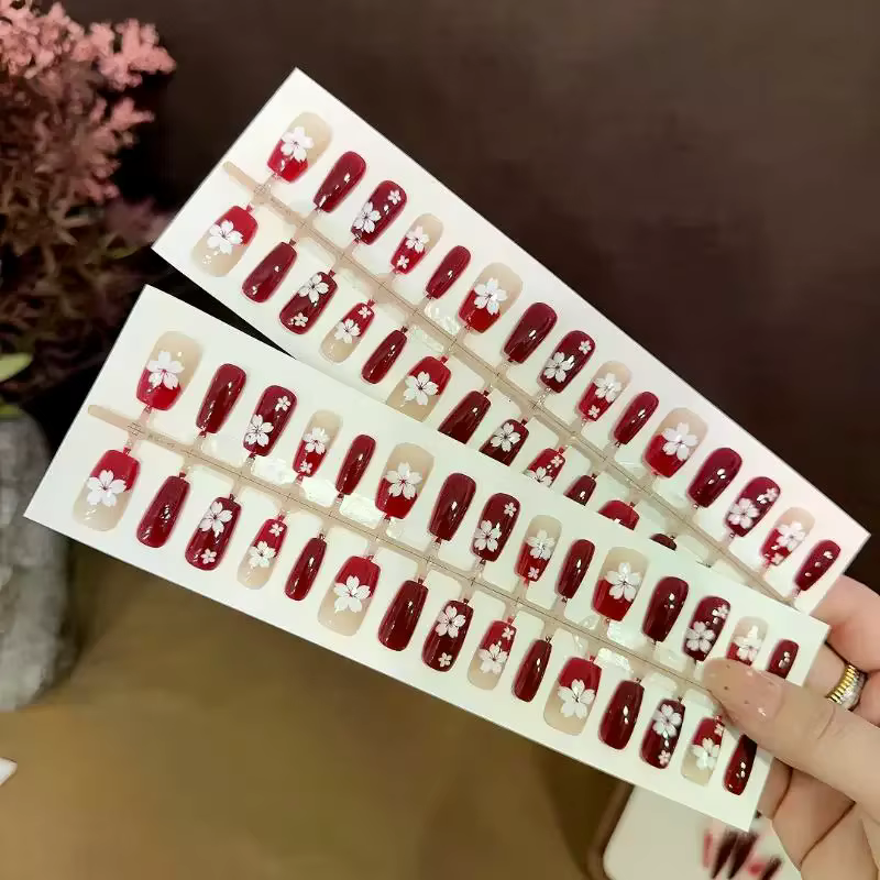 30 faux ongles rouges à bout français avec fleurs, couvrance totale, pour femmes, pose rapide DIY, finition naturelle, look professionnel