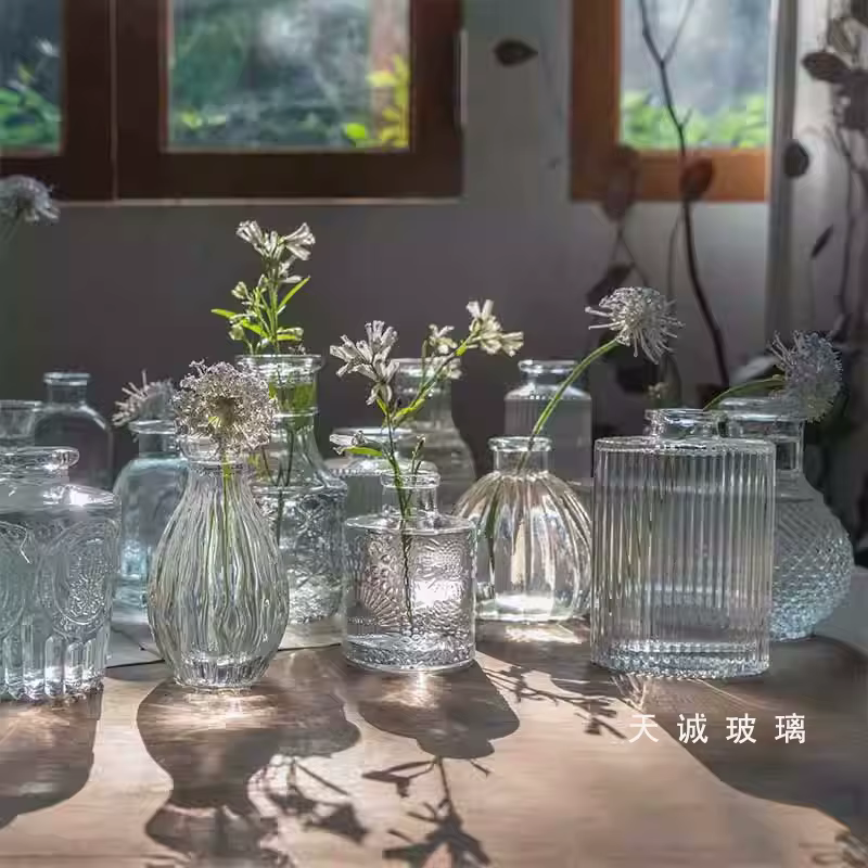 Vase en verre rétro français en relief